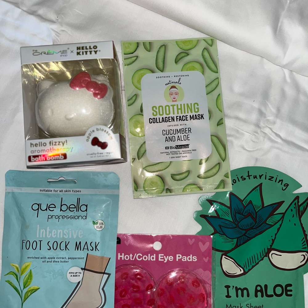 Hello Kitty Bath Bomb and Skincare Set